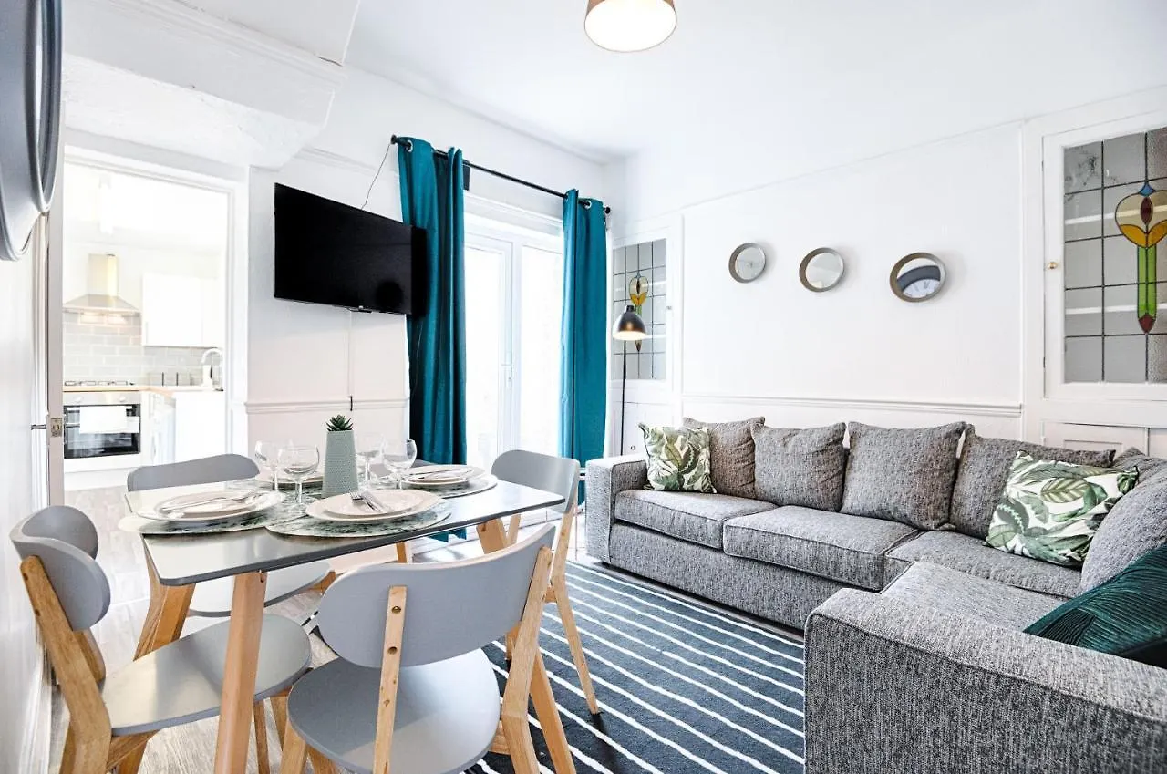 Holiday home Chesshyre Accommodation - Tv In Every Bedroom! Swansea