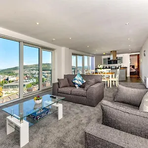 Just Wales - Meridian Tower Marina & City View - 2 Bed Apartment