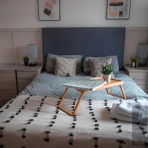 Spacious 1-bedroom With Free Private Parking Apartment